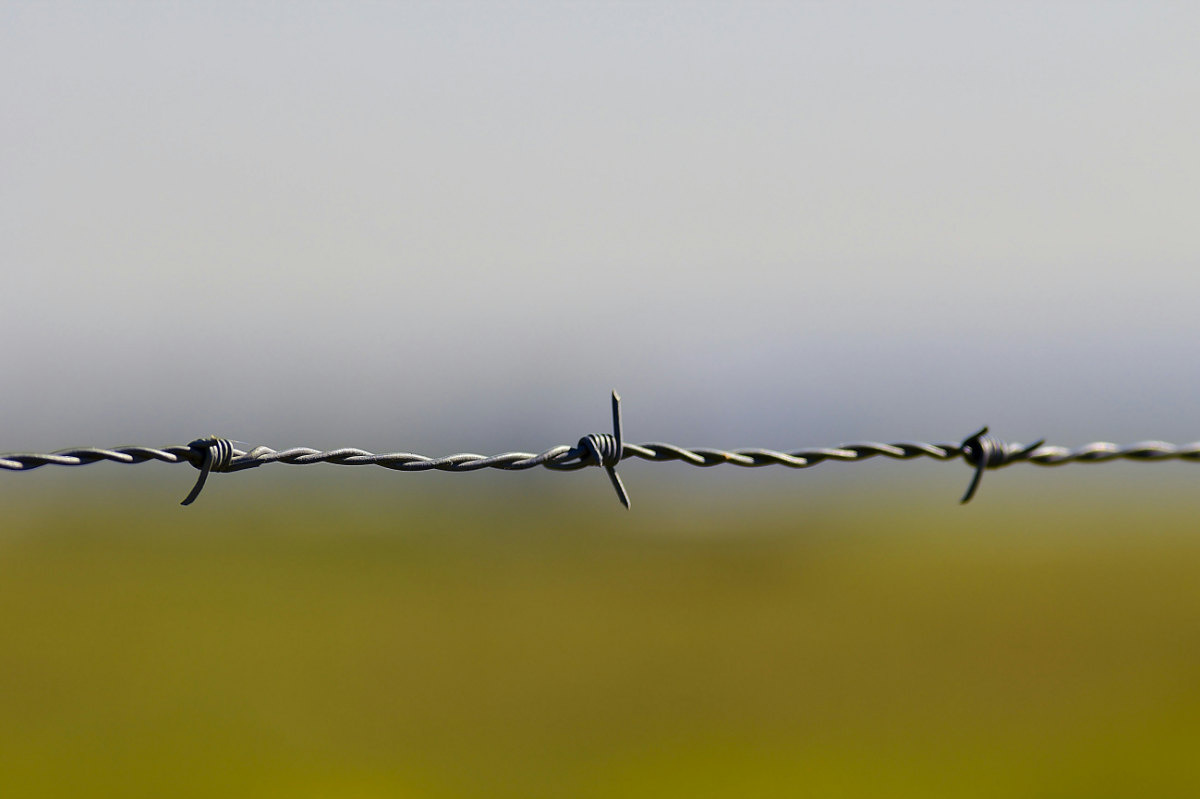 Wann ist es erlaubt, Stacheldraht anzubringen?